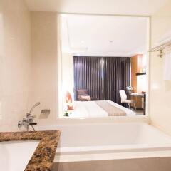 Отель Intimate Hotel Pattaya by Tim Boutique Таиланд, Паттайя - 2 отзыва об отеле, цены и фото номеров - забронировать отель Intimate Hotel Pattaya by Tim Boutique онлайн ванная