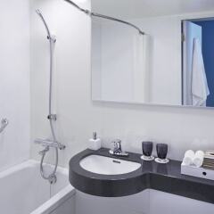 Отель Courtyard by Marriott Tokyo Station ванная