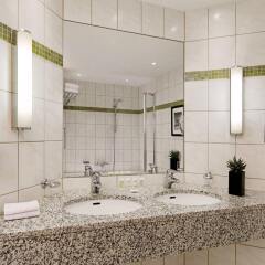 Отель Courtyard by Marriott Berlin City Center ванная фото 2