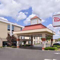 Отель Red Roof Inn & Suites Columbus - W. Broad США, Колумбус - отзывы, цены и фото номеров - забронировать отель Red Roof Inn & Suites Columbus - W. Broad онлайн вид на фасад фото 2