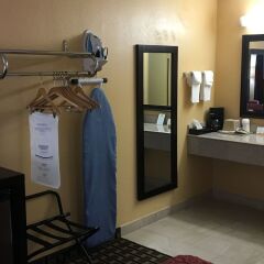 Отель Days Inn by Wyndham Sarasota Bay сейф в номере