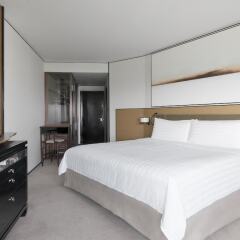 Shangri-La Hotel Singapore сейф в номере