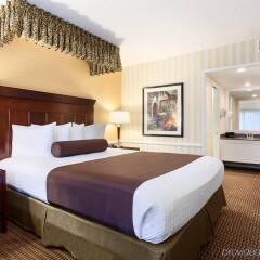 Отель Best Western Plus Carriage Inn Лос-Анджелес комната для гостей