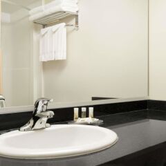 Отель Days Inn & Suites Langley ванная фото 2