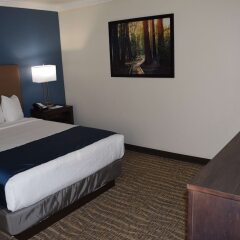 Отель Best Western Town & Country Lodge сейф в номере