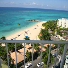 Отель Sky Box Beach Suite at Montego Bay Club Ямайка, Монтего-Бей - отзывы, цены и фото номеров - забронировать отель Sky Box Beach Suite at Montego Bay Club онлайн балкон