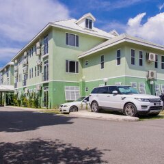 Отель Eight 11 by Pro Homes Jamaica парковка