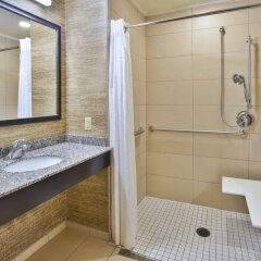 Отель Holiday Inn Express & Suites Geneva Finger Lakes ванная фото 2