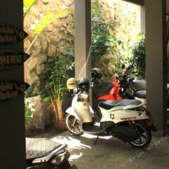Отель Baan Andaman Sea Surf парковка