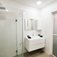 Very Central Apt 3BDR Fully Equipped TL6 Израиль, Тель-Авив - отзывы, цены и фото номеров - забронировать отель Very Central Apt 3BDR Fully Equipped TL6 онлайн ванная