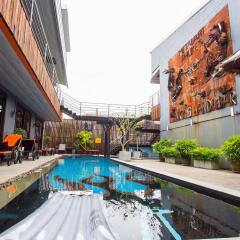 Nicky's Handlebar Hotel бассейн