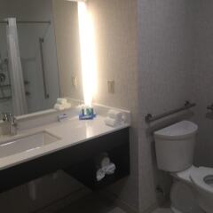 Отель Holiday Inn Express & Suites Jersey City North - Hoboken, an IHG Hotel США, Джерси - отзывы, цены и фото номеров - забронировать отель Holiday Inn Express & Suites Jersey City North - Hoboken, an IHG Hotel онлайн ванная фото 2