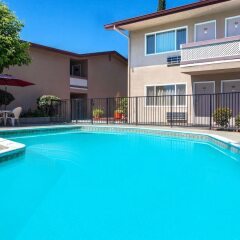 Отель Super 8 by Wyndham Canoga Park США, Лос-Анджелес - отзывы, цены и фото номеров - забронировать отель Super 8 by Wyndham Canoga Park онлайн бассейн фото 2