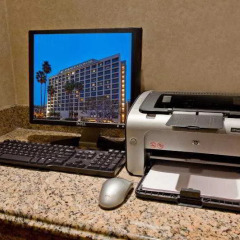 Отель Beverly Hills Marriott фитнесс-зал фото 4