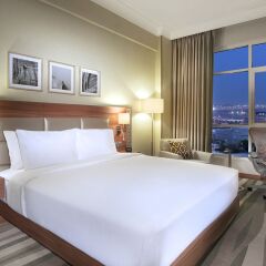 Отель Hilton Garden Inn Dubai Al Muraqabat комната для гостей фото 5