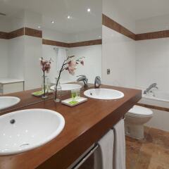 Апартаменты Playa de La Concha 3 Apartment by FeelFree Rentals ванная