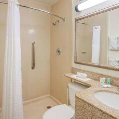 Отель Comfort Inn and Suites Resort Cocoa Beach США, Какао-Бич - отзывы, цены и фото номеров - забронировать отель Comfort Inn and Suites Resort Cocoa Beach онлайн ванная фото 2