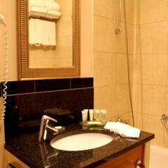 Отель Courtyard by Marriott Warsaw Airport ванная фото 2