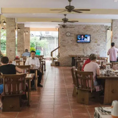 Отель Feung Nakorn Balcony Rooms & Cafe Бангкок гостиничный бар