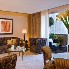 Отель Hôtel Barrière Le Fouquet's комната для гостей