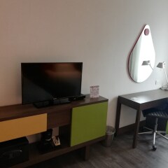 Отель Hampton by Hilton Cali сейф в номере