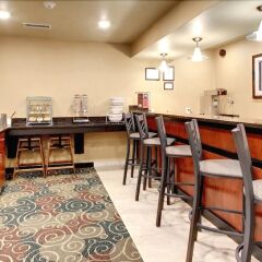 Отель Cobblestone Inn & Suites - Altamont питание фото 3