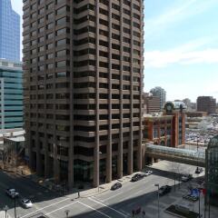 Отель Ramada Plaza by Wyndham Calgary Downtown Канада, Калгари - отзывы, цены и фото номеров - забронировать отель Ramada Plaza by Wyndham Calgary Downtown онлайн балкон