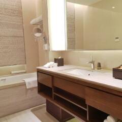 Отель The Oct Harbour, Shenzhen - Marriott Executive Apartments Китай, Шэньчжэнь - отзывы, цены и фото номеров - забронировать отель The Oct Harbour, Shenzhen - Marriott Executive Apartments онлайн ванная фото 2
