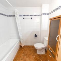 Отель Jardines de Torreblanca - 7 Pax - Torreblanca - 2562-KAW Испания, Фуэнхирола - отзывы, цены и фото номеров - забронировать отель Jardines de Torreblanca - 7 Pax - Torreblanca - 2562-KAW онлайн ванная