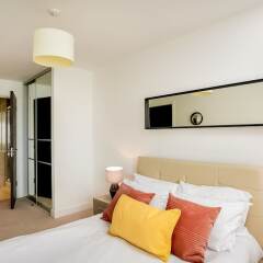 Отель Rethink Living - Luxury Brighton Marina сейф в номере