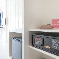 Отель ZEN Rooms Patong Sai Kor Road сейф в номере