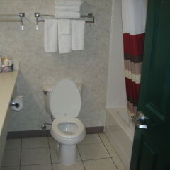 Отель Quality Inn & Suites ванная фото 2
