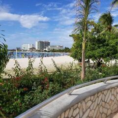 Отель Sand Getaway пляж