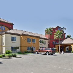 Отель Comfort Suites Tulare парковка