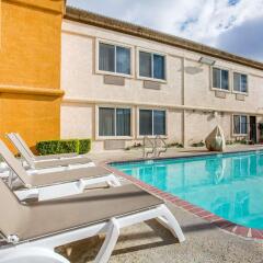 Отель Comfort Suites Tulare бассейн