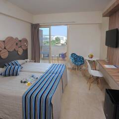 Nelia Beach Hotel комната для гостей