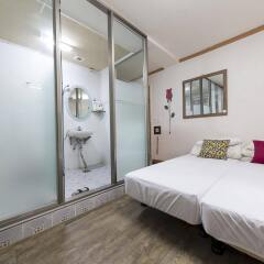 Отель Sinseoldong Station Residence комната для гостей фото 2