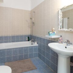 Отель Elena Court Apt 401 Кипр, Ларнака - отзывы, цены и фото номеров - забронировать отель Elena Court Apt 401 онлайн ванная фото 2