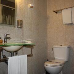 Отель Hostal Los Geranios Del Pinar Торремолинос ванная