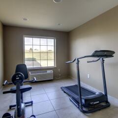 Отель Cobblestone Inn & Suites - Bloomfield фитнесс-зал