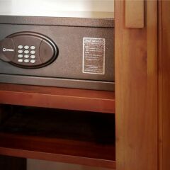 The Mangrove Hotel сейф в номере