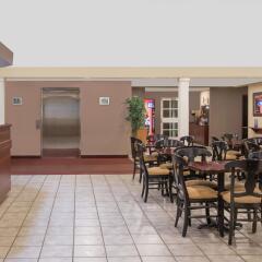 Отель Microtel Inn & Suites by Wyndham Meridian интерьер отеля