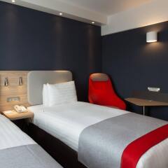 Отель Holiday Inn Express Geneva Airport, an IHG Hotel Швейцария, Мерен - отзывы, цены и фото номеров - забронировать отель Holiday Inn Express Geneva Airport, an IHG Hotel онлайн комната для гостей фото 5