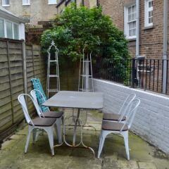 Отель 3 Bedroom House in Hampstead Village Sleeps 6