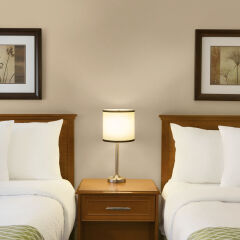 Отель Colonial Square Inn & Suites комната для гостей