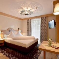 Отель Alpenhotel Kramerwirt & Altes Forsthaus - Kramerwi Австрия, Майрхофен - отзывы, цены и фото номеров - забронировать отель Alpenhotel Kramerwirt & Altes Forsthaus - Kramerwi онлайн комната для гостей