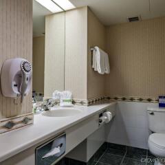 Отель Best Western Plus Suites Downtown Канада, Калгари - отзывы, цены и фото номеров - забронировать отель Best Western Plus Suites Downtown онлайн ванная фото 2