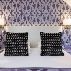 Отель Best Western Hôtel Victor Hugo сейф в номере