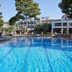Отель Beach Club Font de Sa Cala бассейн