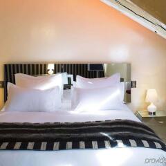 Отель Hôtel du Petit Moulin в номере